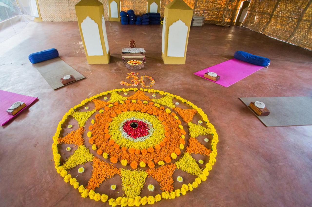Devarya Wellness Beach Resort Morjim Exterior foto